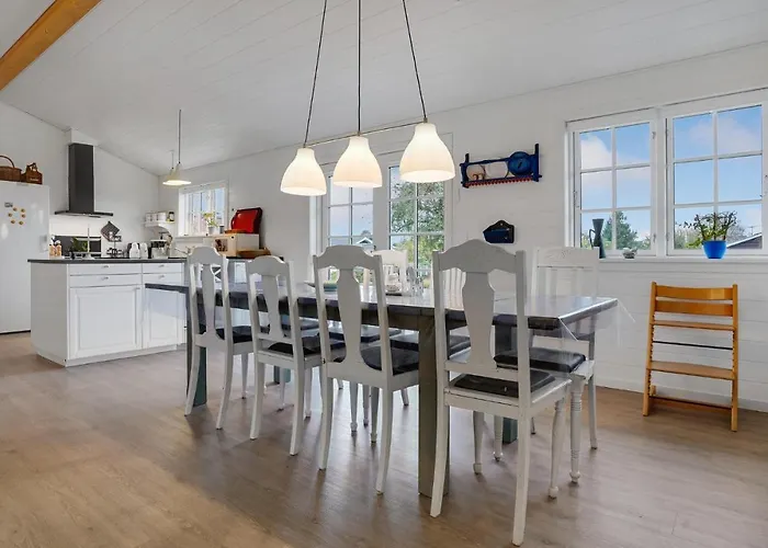 3 Bedroom Cozy In Prázdninový dům *